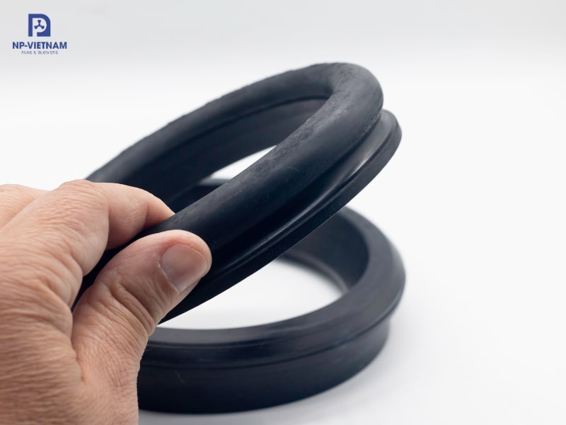 Do lắp thiếu gioăng hoặc gioăng sử dụng lâu ngày bị hỏng